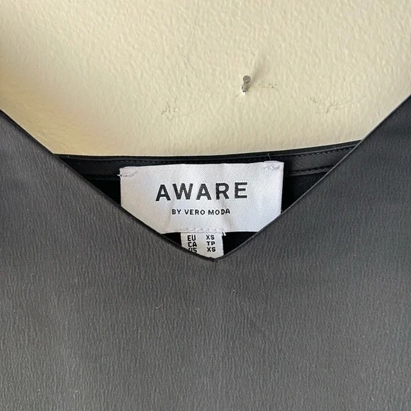 Elegant Black Strapless Dress - Picture 2 of 3